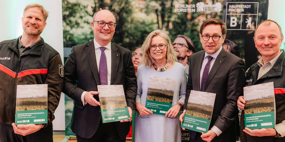 Präsentation der Waldvision 2065; v.r.n.l.: Gunnar Heyne (Direktor der Berliner Forsten), Staatssekretär Andreas Kraus, Senatorin Ute Bonde, Staatssekretär Arne Herz, Felix Weisbrich (Berliner Forsten)