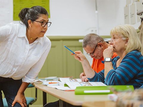 Yetlaneci Alcaraz wendet sich aufmerksam einer älteren Teilnehmerin zu
