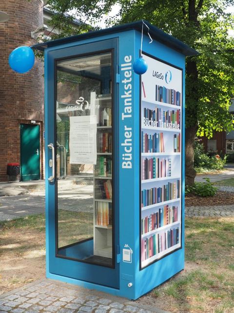 LAGeSo Bücher Tankstelle vor Haus A in der Turmstraße