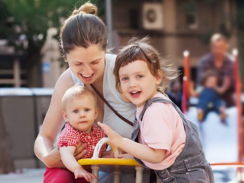 Mutter mit kleinen Kindern