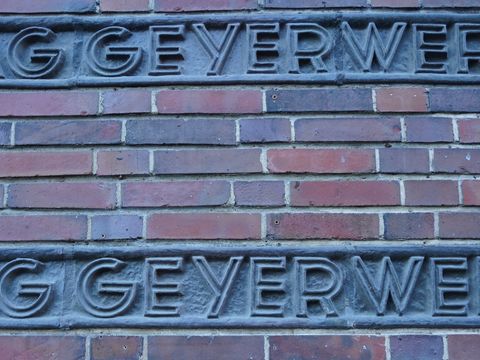 Geyer-Werke Mauerwerk: dunkle Ziegelsteine mit Schriftzug: Geyer-Werke