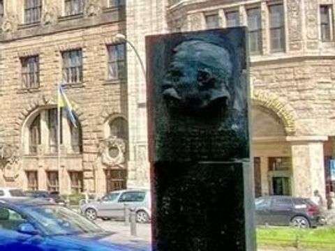 Stele für Dr. Magnus Hirschfeld
