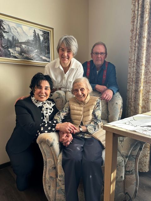 Sohn und Schwiegertochter sowie Reinickendorfs Bürgermeisterin gratulieren Gerda Knothe zum 101. Geburtstag. (Bild: BA Rdf)