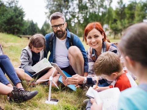 Lehrer und Schüler beim Unterricht in den freien Natur