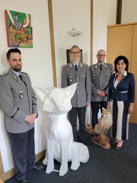 Von links: Major Jan Kolasa, Hauptmann Lisa-Marie Holzschuh, Oberstabsfeldwebel Ronald Quandt und Bezirksbürgermeisterin Emine Demirbüken-Wegner (Bild: BA Reinickendorf)