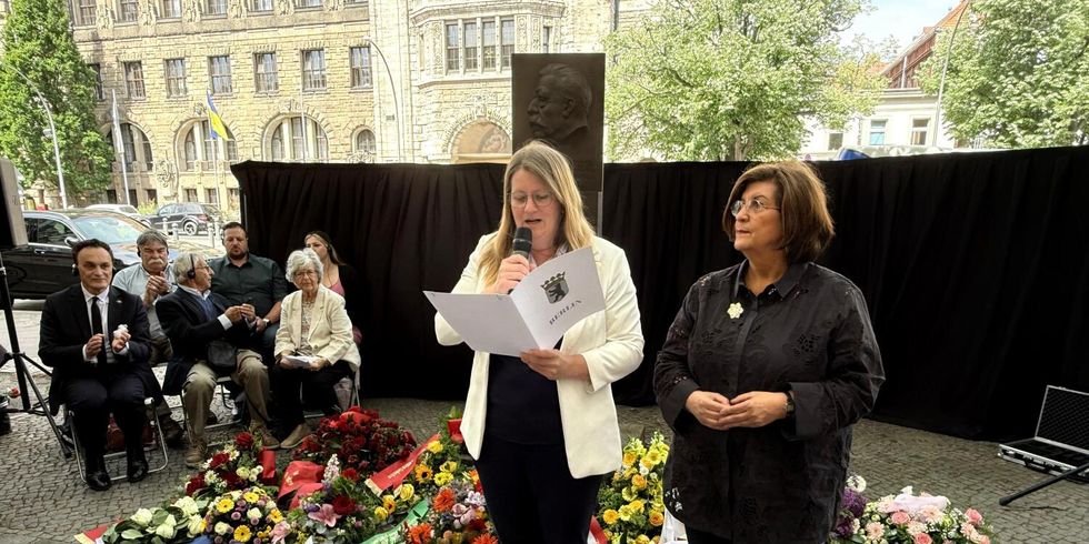 Bezirksstadträtin Heike Schmitt-Schmelz und BVV-Vorsteherin Judith Stückler bei einer Gedenkveranstaltung für Magnus Hirschfeld