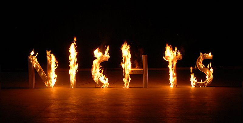 Um NICHTS in der Welt, Flammen