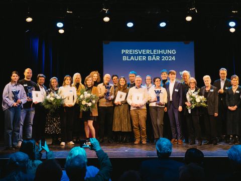 Gruppenfoto aller Preisträgerinnen und Preisträger