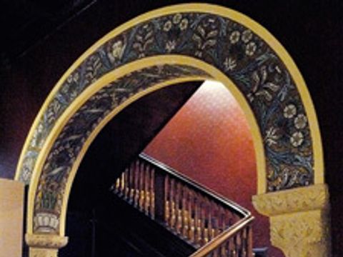 Route 14: Türrahmen mit Blick auf ein Treppenhaus