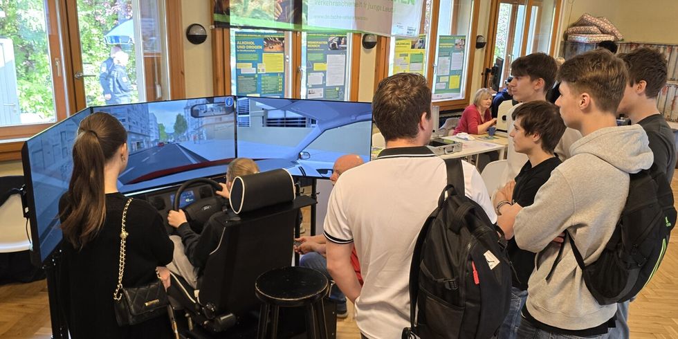 Großes Staunen verursacht der Fahrsimulator den Uwe Karck gemeinsam mit dem Bund gegen Alkohol und Drogen im Straßenverkehr (BADS), und der Deutschen Verkehrswacht mitgebracht hat
