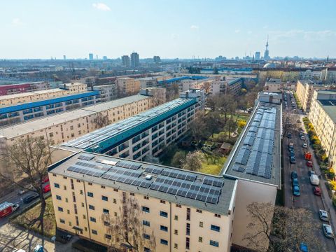 Neu installierte PV-Anlage in der Wohnstadt Carl Legien (Bild: Vonovia / Offenblende)