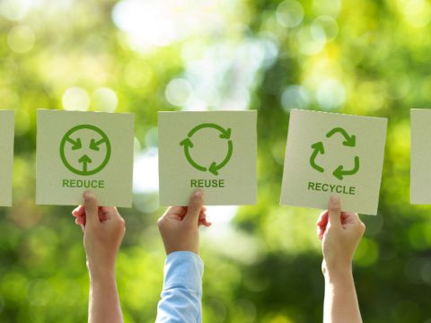 Fünf Hände halten je ein Blatt Papier mit einem Icon der Recyclingwirtschaft