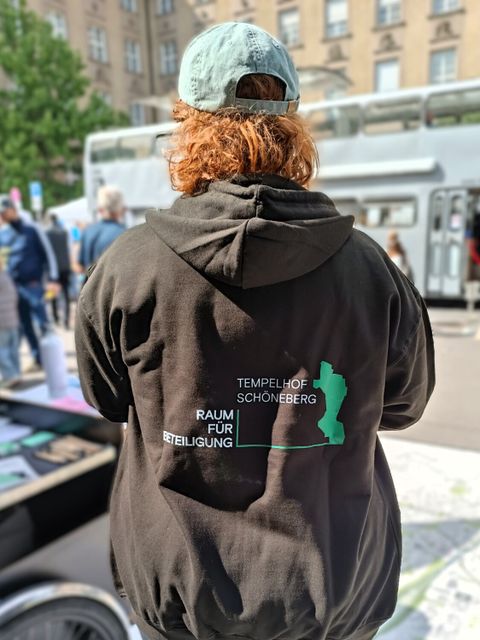 Auftragsvergabe_Person_vom_Raum_für_Beteiligung_Hoodie