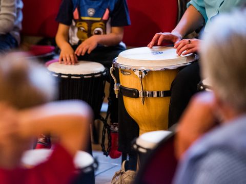 Trommeln mit Händen der Spielenden