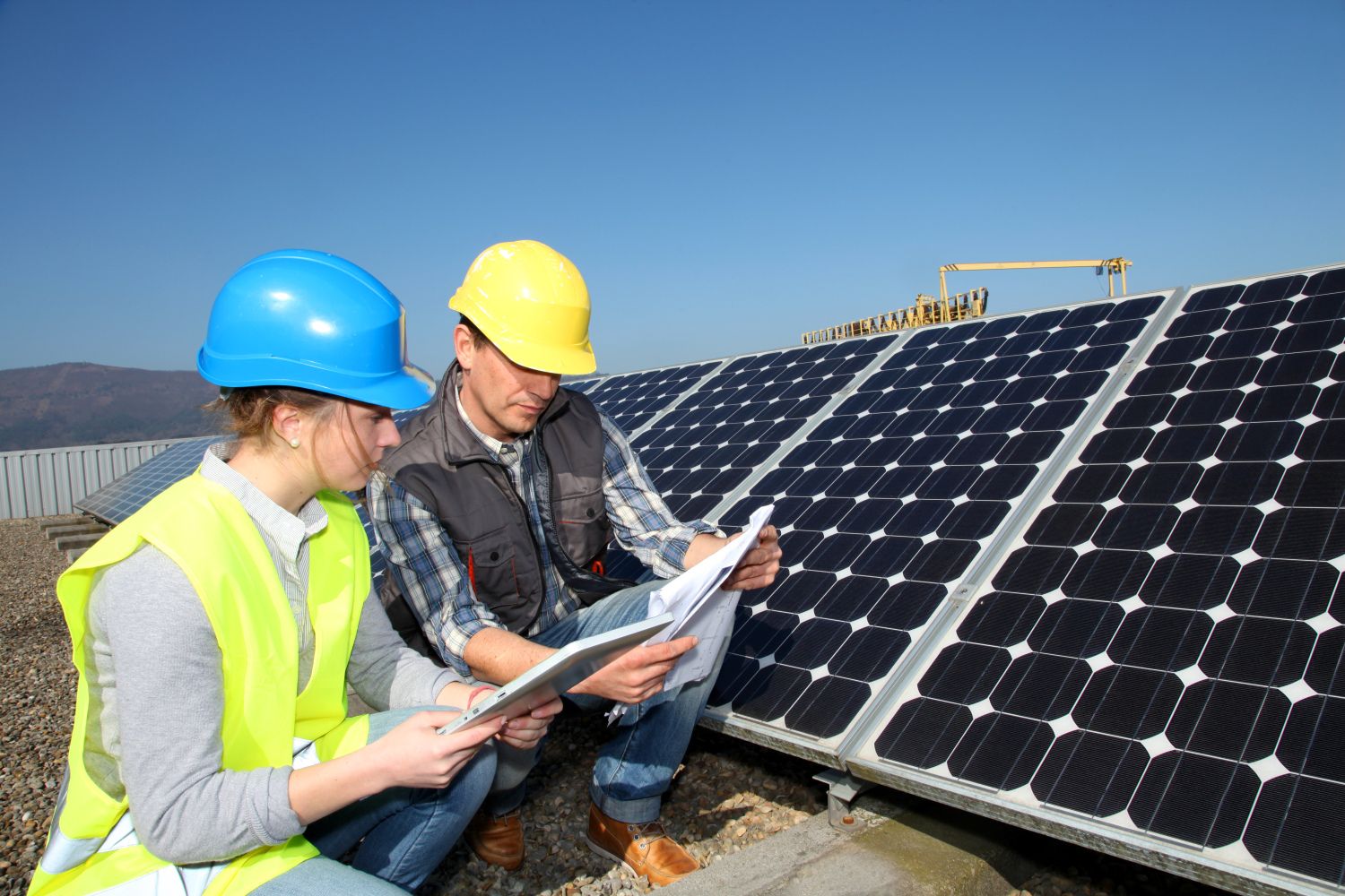Inspektion eine Solaranlage auf einem Schuldach