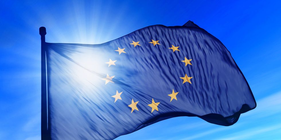 Europaflagge von der Sonne durchleuchtet