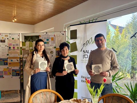 v.l.n.r. Einsamkeitsbeauftragte Katharina Schulz, Bezirksbürgermeisterin Emine Demirbüken-Wegner und Ibrahim Alsayed von BBK Linde (Bild: BA Rdf)