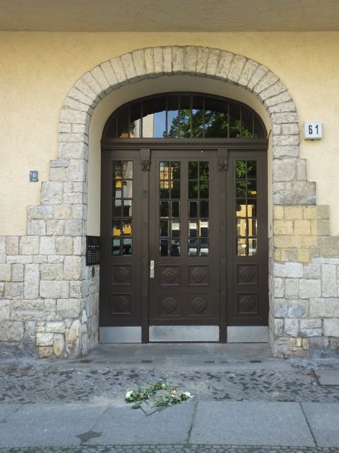 Hausansicht Niebuhrstr. 61 (Bild: Stolpersteine-Initiative CW, Hupka)