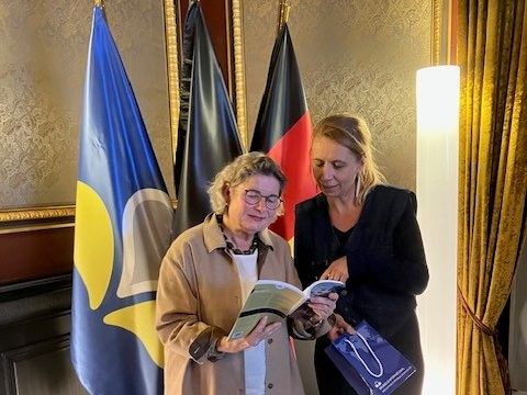 l.,Prof. Dr. Kahlfeldt; r., Ans Persoons