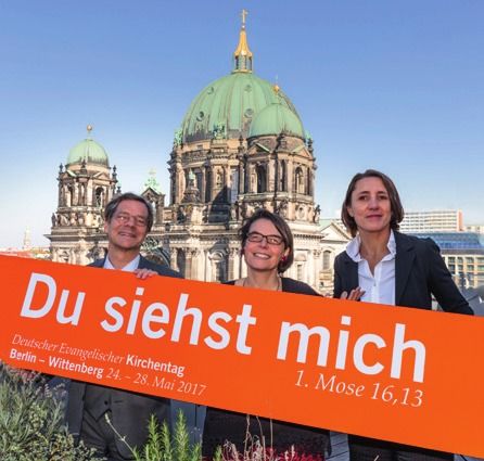 Markus Dröge, Bischof der evangelischen Kirche Berlin-Brandenburg-schlesische Oberlausitz, Christina Aus der Au, Präsidentin des 36. DEKT und Ellen Ueberschär, Generalsekretärin des Kirchentages, präsentieren das Motto für 2017