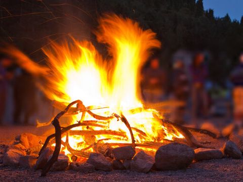 Menschen am Lagerfeuer