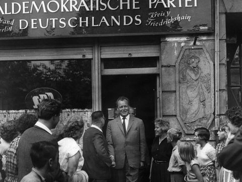 Willy Brandt beim Besuch des Parteibüros am Boxhagener Platz