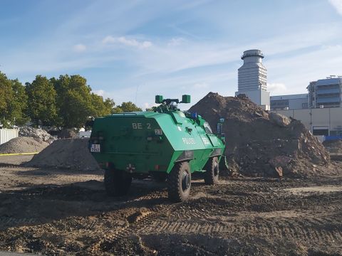 Gepanzertes Fahrzeug der Polizei bei der Sprengung einer Weltkriegsbombe in der Moabiter Sickingenstraße