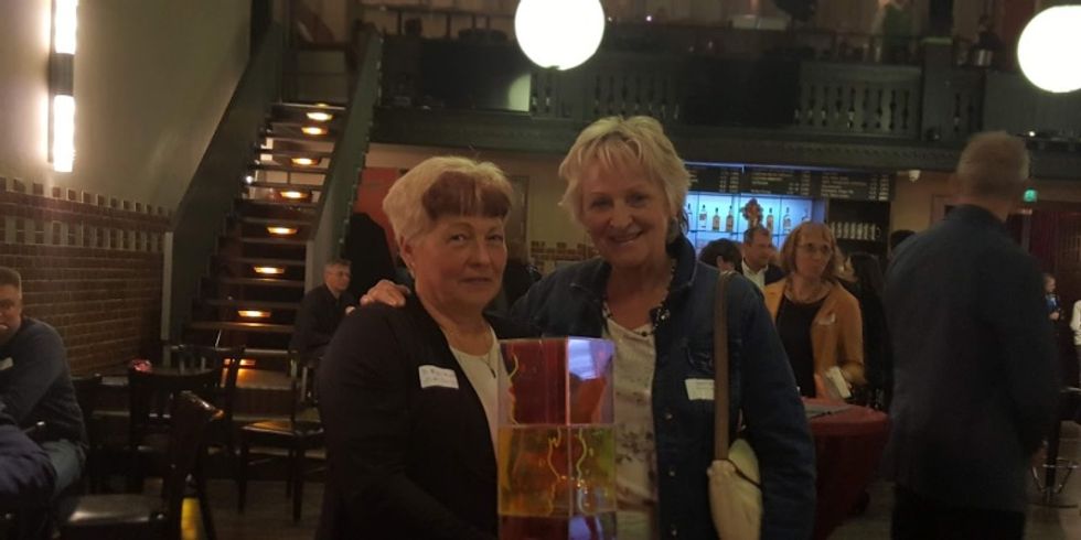 Frau Dr. Fiedler (li.) mit Frau Geißler (re.) von der Bürgerstiftung Treptow-Köpenick beim Visitenkartentreffen 2019