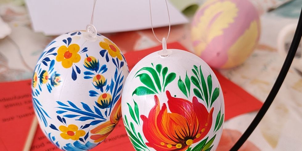 Zwei bunt bemalte Eier