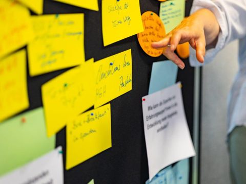 Pinnwand mit Zetteln im Rahmen des Strategieprozesses zur Wohnungslosenhilfe