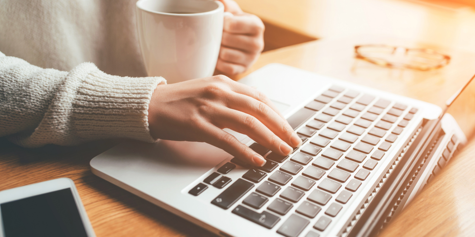 Laptop mit Kaffee