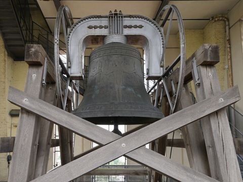 Freiheitsglocke im Turm des Schöneberger Rathauses