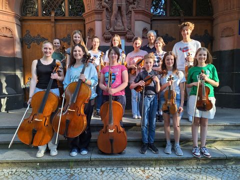 Kinder und Jugendliche mit Streichinstrumenten