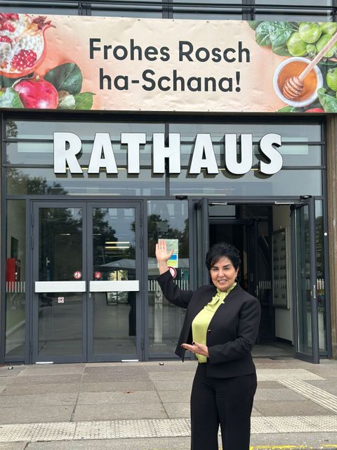 Die Bezirksbürgermeisterin zeigt es: Reinickendorf gratuliert weit sichtbar zum jüdischen Neujahrsfest (Bild: BA Rdf)