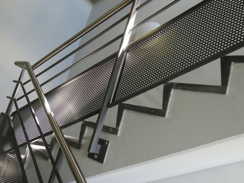 Treppenflur der vhs Reinickendorf in Silbergau mit Sonne