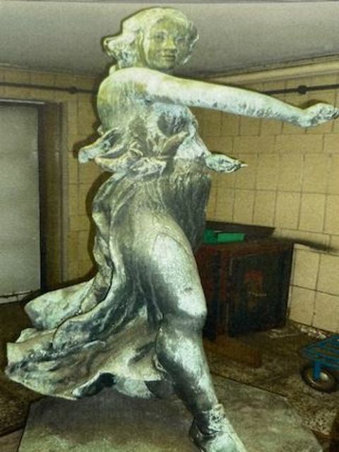 Gartenskulptur Reifenwerferin