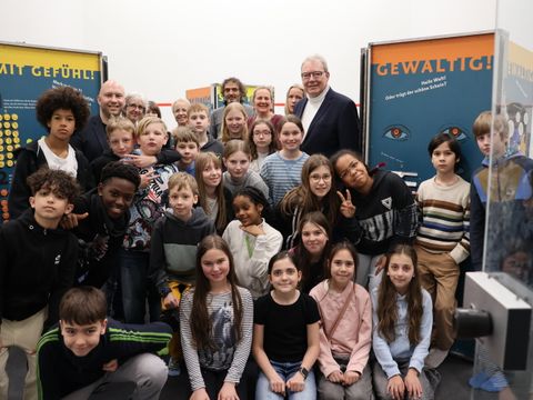 Gemeinsam mit der 5. Klasse des Romain-Rolland-Gymnasiums eröffnete der Bezirksstadtrat für Jugend und Familie Alexander Ewers (li.) und Bildungsstadtrat Harald Muschner (re.) sowie Mitarbeitende des Jugendamtes Reinickendorf die interaktive Ausstellung „ECHT FAIR!“ (Bild: BA Rdf)