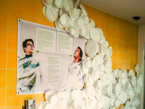Foto von der Plastikinstallation vor der Kantine