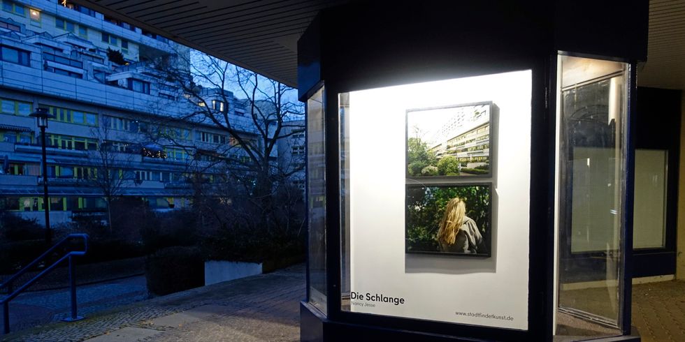 Vitrine der Austellung die Schlange