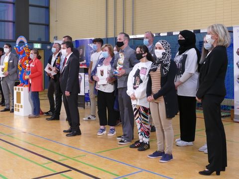 Bezirksstadtrat Uwe Brockhausen (5. v. l.) mit den Gewinnern des Reinickendorfer Ausbildungsbuddys 2020 und weiteren Beteiligten (Bild: Herrn Weimer, Buddy Bär Berlin GmbH)