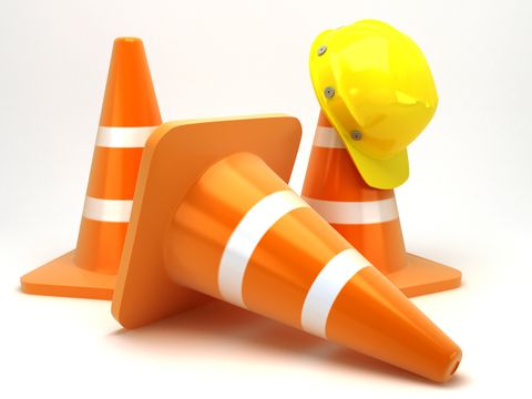 3 Baukegel mit Bauarbeiterhelm