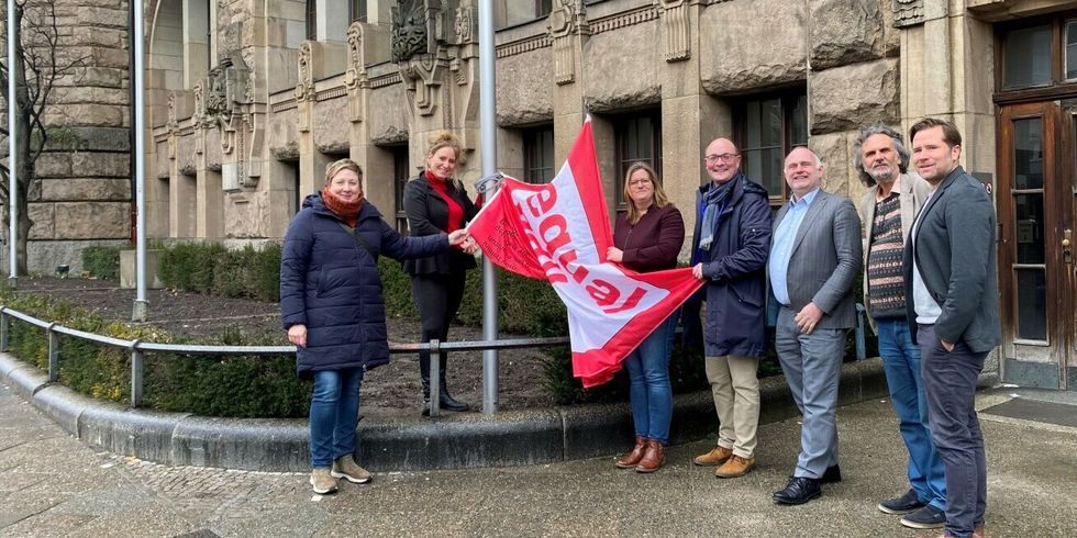Die Equal Pay Day Flagge wurde gehisst