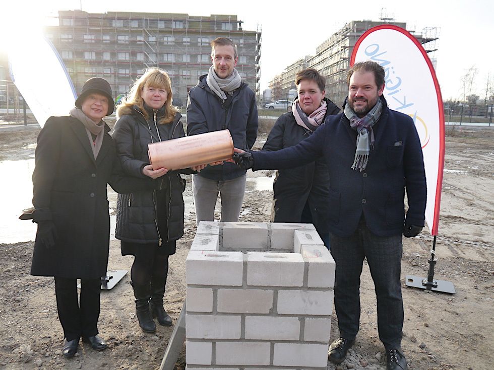 Grundsteinlegung mit Staatssekretärin S. Klebba, Bezirksstadträtin J. Witt, Bezirksbürgermeister G. Lemm, Geschäftsleiterin K. Dorgeist und Referatsleiter H. Hübscher (v. links)
