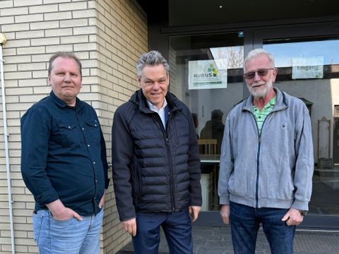 Von links nach rechts: Gernot Zessin (Öffentlichkeitsarbeit, KUBUS), Bezirksbürgermeister Jörn Oltmann, Siegfried Klaßen (Geschäftsführer, KUBUS)