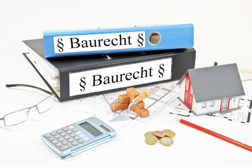 Utensilien und Ordner mit der Aufschrift Baurecht