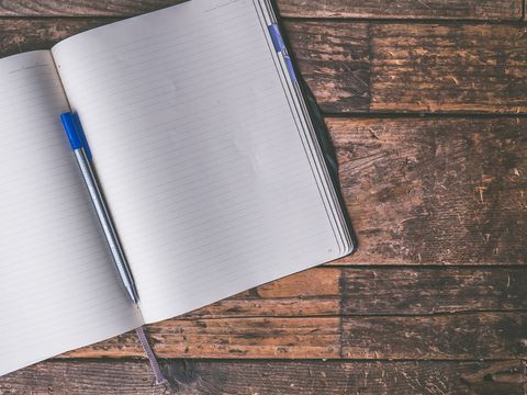 Aufgeschlagenes Buch mit leeren Seiten