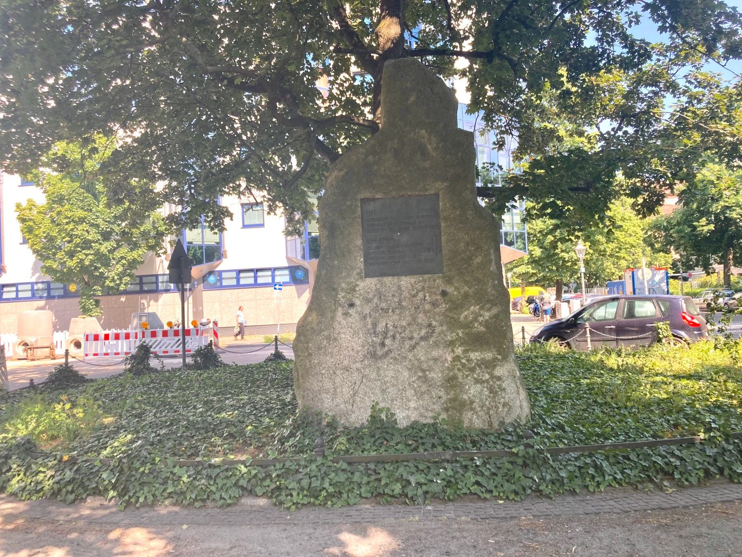 Findling mit Dorfaue-Gedenktafel - Wilhelmsaue 2023-06-06