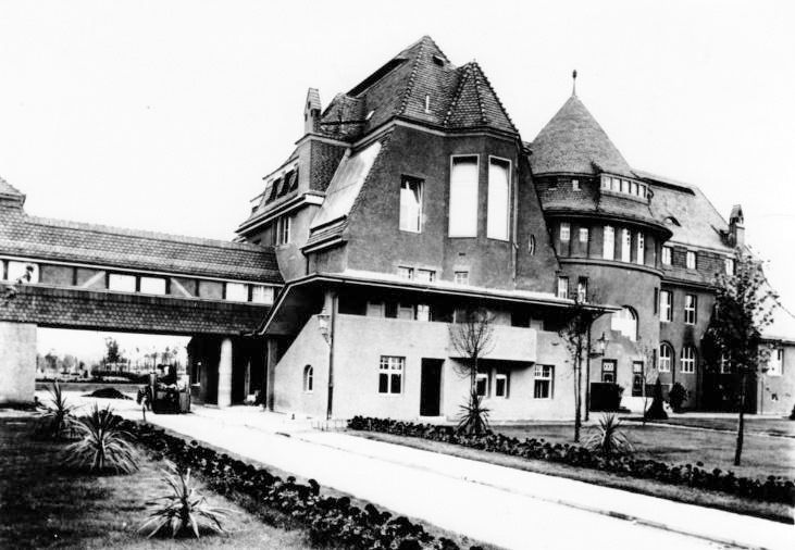 Historische Postkarte Vorderansicht des Krankenhauskomplexes mit Verbindungselement zur Milchkuranstalt der Gemeinde Weissensee ca. 1911.