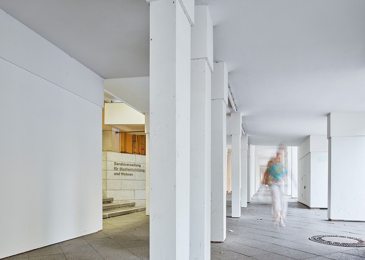 Provisorische Absicherung (vor dem Haupteingang) des Gehwegs der Württembergischen Straße vor herabstürzenden Fassadenteilen, September 2020