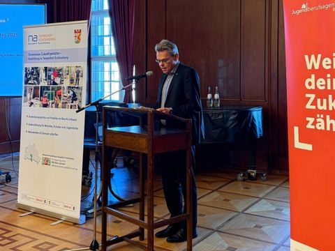 Bezirksbürgermeister Jörn Oltmann begrüßte die Teilnehmenden